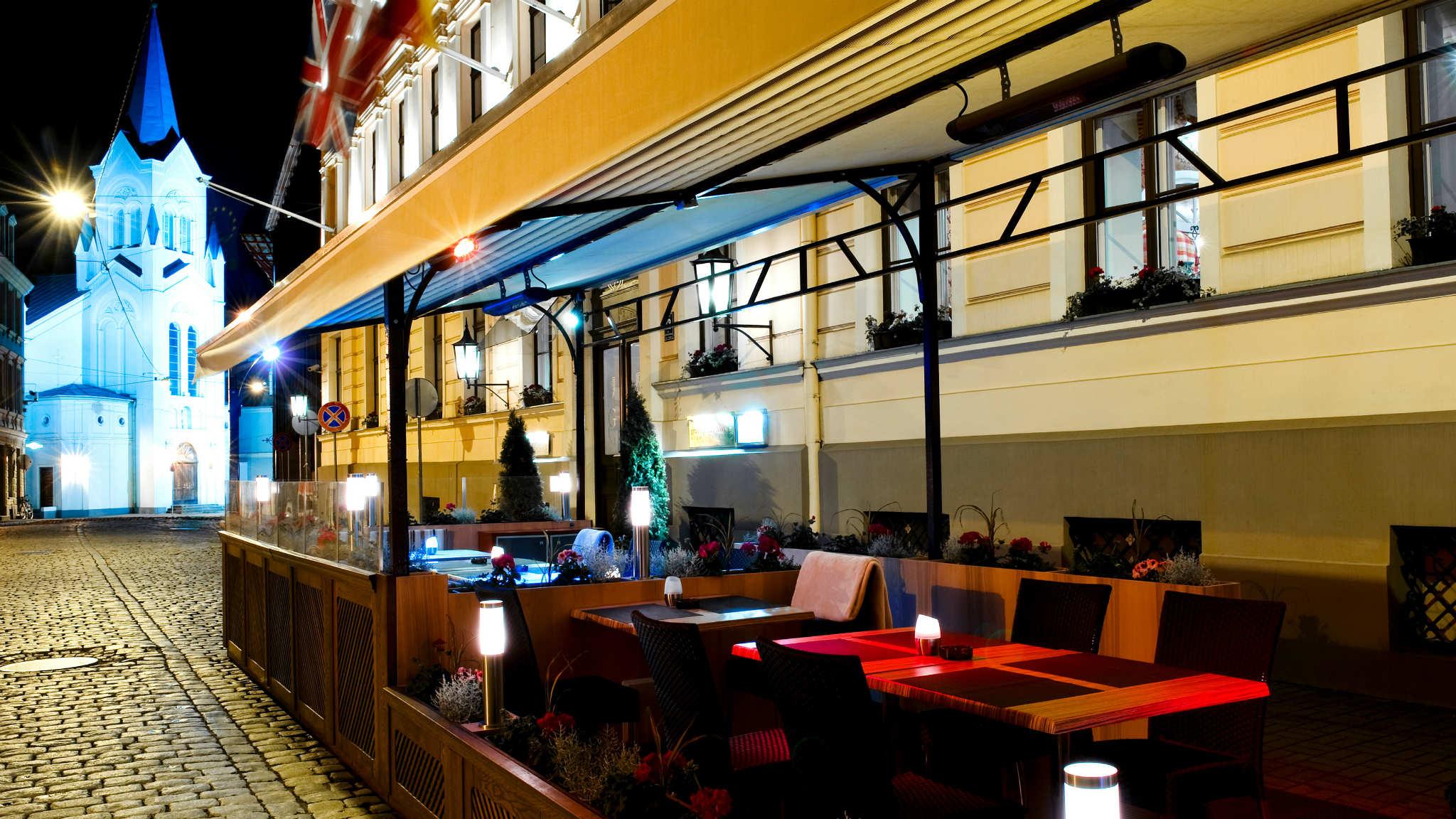Grand Palace Hotel - Small Luxury Hotels Of The World Riga Exterior foto A café in the Old Town