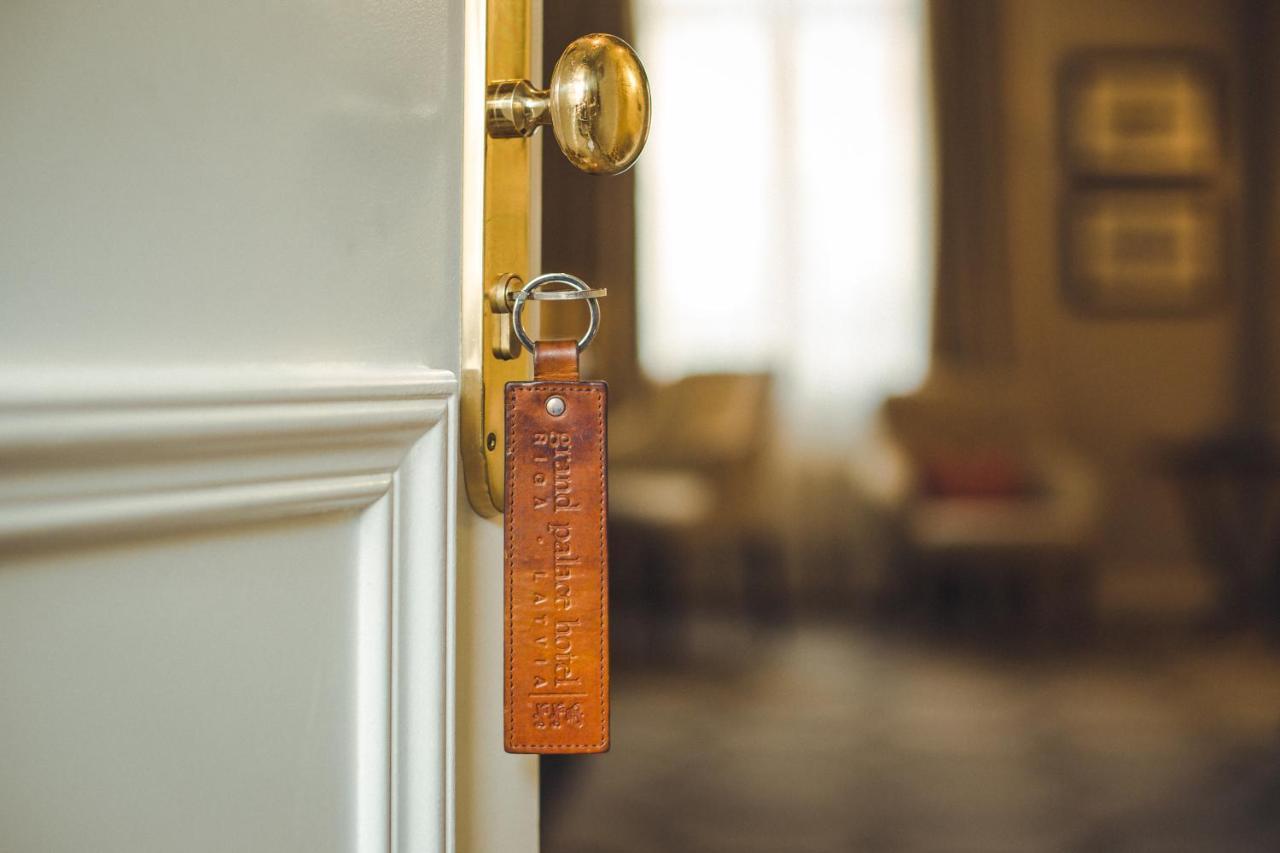 Grand Palace Hotel - Small Luxury Hotels Of The World Riga Exterior foto A hotel room key
